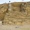Die Pyramiden wurden mehrfach überbaut. Hier die alte Treppe oben, die Neue unten
