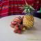 ... Obst kaufen wir am Strassenrand in toller Qualität .... rote Bananen, Licht und Ananas ...