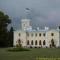 1833 wurde Schloss Fall als neugotischer Gutshofkomplex errichtet