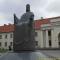 vor dem Großfürstlichen Schloss die Statue von Großfürst Gediminias...Litauen war der letzte Europäische Staat der im 14 Jhd. christianisiert wurde.