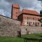 ..wir umwandern die Burg...