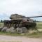 Das Rohr dieses alten, russischen Panzers zeigt auf das Tor des mystischen Gartens des Vilius Oryvydas.......