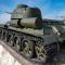 ..oder hinter dem T34...auch Kinderspielzeug...????