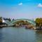...die Fussgängebrücke des Italieners Renzi.....die Georgier staunten nicht schlecht als man Mängel nach ca. 22 Monaten meldete....und das Italienische Architektenbüro antwortete...man hätte nur 12 Monate Garantie vereinbart....sind schon Baumeister..die Italiener...