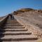 ...am Fuss der Treppe wurden die Toten den Wärtern der Türme übergeben....die diese dann im Turm in 3 Ringen aufbahrten...aussen Männer, dann frauen und Innen Kinder....