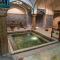 ..das ist ein historisches Badehaus mit Hamam...leider nur für Männer...