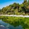 ...einem tollen Park und Wasserbecken...