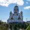 Jekaterinburg hies in der UdssR - Swetlowsk - nach dem Vertrauten Lenins der hier herschte als die Zarenfamilie hierher gebracht wurde. Hier stand das Haus eines Fotografen, dne er vor die Tür stzte, eine palisade bauen lies und die Zarenfamilie hier unterbrachte. hier wurde sie erschossen. Vor weenigen Jahren hat die Kirche diese "Blutkathedrale" errichtet.