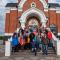 ...Gruppenbild mit orthodoxem Priester...