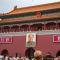 ...hinter dem Bild von Mao wird Präsident Xi, die ca. 30 km lange Militärparade abnehmen......die Sicherheitsmassnahmen von denen unsere Begleiter erzählen...phänomenal....
