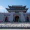 ..bei Pingliang.....der Eingang zum heiligen Kongtong-Berg.....+2.123 m.....hier wurde 2.600 v.Chr. der Daoismus mit einem mythischem Treffen von Kaiser Huangdi und dem Waisen Guangchengze begründet....nebenbei aus die Chinesische Schrift....