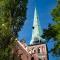 ..Kirchturm mit aussen liegender Glocke..