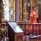 ..der Priester hält die Liturgie...trotzdem werden wir geduldet..