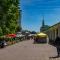 .der Markt ..rechts die Geschäfte..links die Frauen mit Ihrem Gartengemüse...
