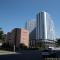 ...dieses Hochhaus, der Schattenspender des Hotels, steht schon lange leer...