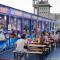 ...vor der noch im Bau befindlichen neuen Altstadt...ein Chinesischer "Rummelplatz"....unvorstellbar laut......