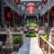..ein schneller Blick in den Innenhof eines Hotels...