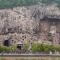 ..Panorama der Grotten vom anderen Flussufer....