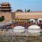 ...im Hof gibt es heute Spektakel für Touristen......die meisten aus China....von 130 Millionen Urlaubern bleibenmehr als 95 % in China....weniger als 1 % kann es sich leisten ausserhalb Asiens Urlaub zu machen.....