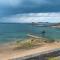 ...und erst das Meer, mit Strad...Schwimmbad und Segelschule.....