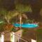 ....abendlich beleuchteter Pool......