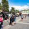 ...dies sind FOOD-TRUCKS......statt Lokal...die Jugend liebt es offensichtlich......natürlich mit lauter Musik....