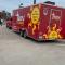 ..vom Foodtruck...der neben der Tür parkt....