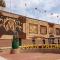 ..in Mitchell fahren wir ab, Tankwart gefragt....Corn Palace...