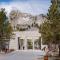 ...Mount Rushmore....Nationaldenkmal der USA..mit Fahnen Aller Bundesstatten und Tafeln wann sie der Union beigetreten sind..