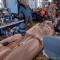 ..hinter der Tutshi arbeitet Keith Wolfe-Smarch und sein Team...an zwei neuen Totem Pols,