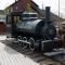 .....Margit auf einer der ersten Loks der Whitepass Railroad...