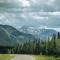 ..die Berge sind hoch...die Gegend schneereich....