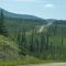..der Hwy hat links die Berge,..