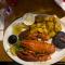 Essen...Steak mit Lobster wird so serviert,,,,
