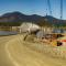 ..auch am Tesslin Lake ist die neue Betonbrücke schon in Arbeit....