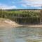 ..das ist eine Lagune am rand des Yukon.....in Juli ist das Wasser hier klar.....