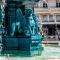 ...zum Brunnen mit den blauen Löwen....