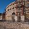 ..das römische Amphitheater ist von den Neubauten der Universität und deren Parkplätzen eingekreist und wird derzeit renoviert...
