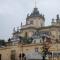 An der Sankt-Georgs-Kathedrale beginnt unsere Stadt Besichtigung.