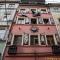..nochmal Fassade...Haus mit Drachen...