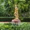 ..eine schöne Gartenanlage, vor der Stadt Peterhof .....